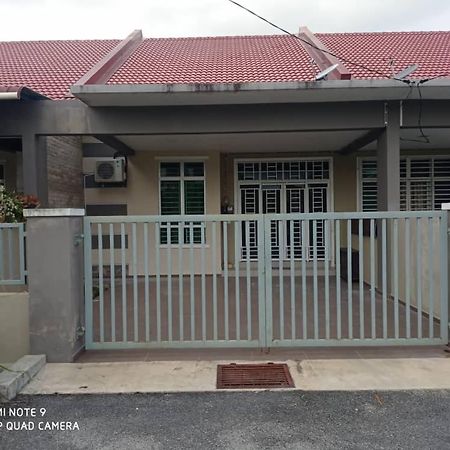 Maryam Homestay Jertih Extérieur photo